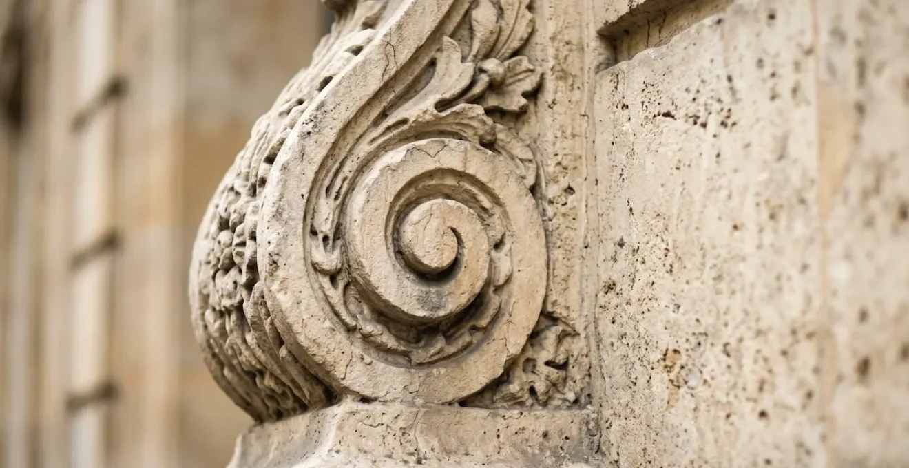 Gros plan sur une moulure architecturale en pierre de taille parisienne avec détails sculptés d'époque