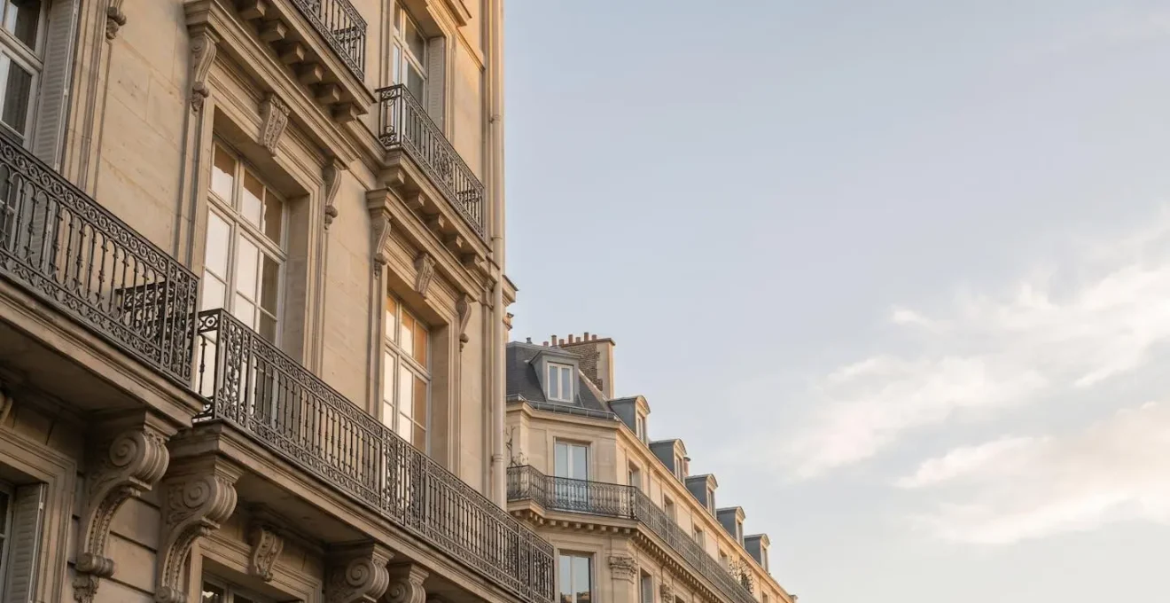 Vision panoramique d'un investissement immobilier de prestige à Paris illustrant la stratégie fiscale et patrimoniale
