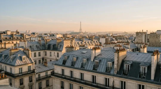 Perspective architecturale sur les toits parisiens haussmanniens avec immeubles de prestige