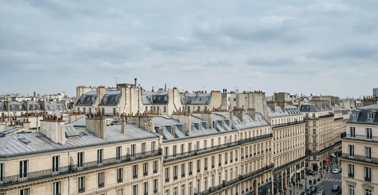Vue architecturale emblématique de Paris avec perspective urbaine et éléments patrimoniaux