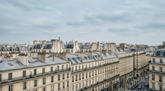Vue architecturale emblématique de Paris avec perspective urbaine et éléments patrimoniaux