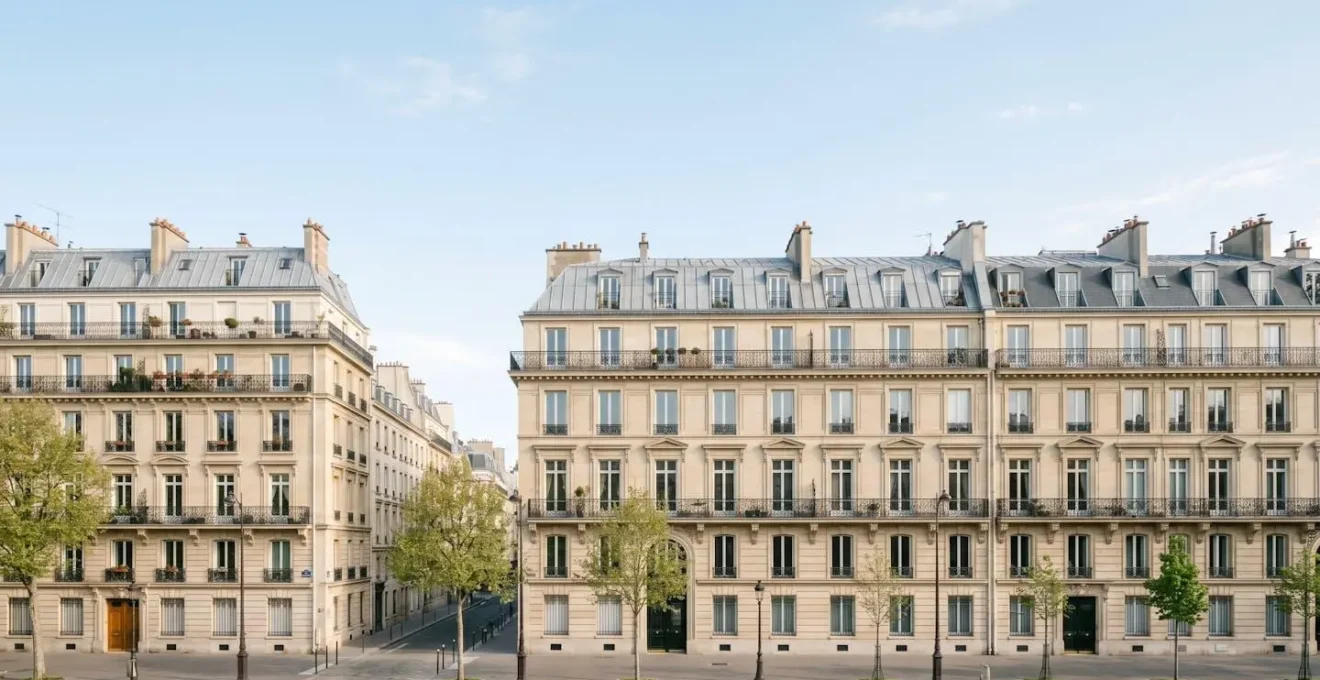 Vue architecturale d'immeubles haussmanniens parisiens typiques dans un quartier dynamique de la capitale