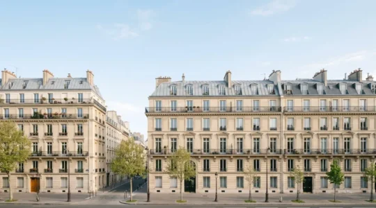 Vue architecturale d'immeubles haussmanniens parisiens typiques dans un quartier dynamique de la capitale